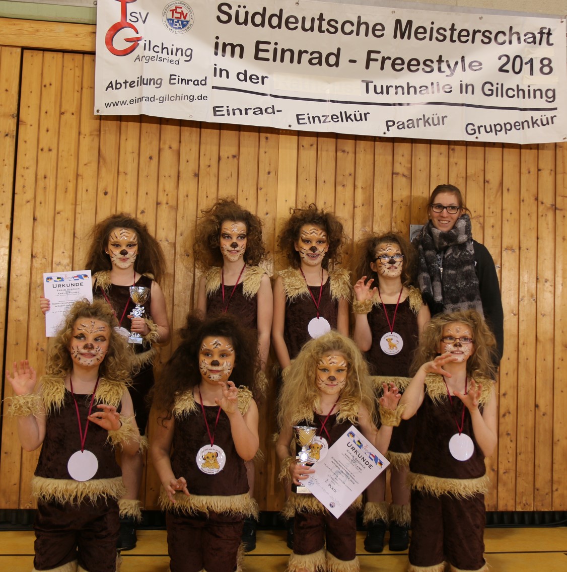 in der hinteren Reihe: Sarah Dartsch, Zoe Lützkendorf, Annika Wieczorek, Lena Kenjalo · vordere Reihe: Telma Müller, Mina Maischein, Amelie Pilawa, Daina Fix neben ihrer Trainerin Inga Kern